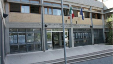 Photo of IL “FRACCACRETA” DI SAN SEVERO SI DOTA DI UN DEFIBRILLATORE. LA D.S. COLANGELO, “IMPORTANTE PASSO PER CONIUGARE ISTRUZIONE E SALUTE”