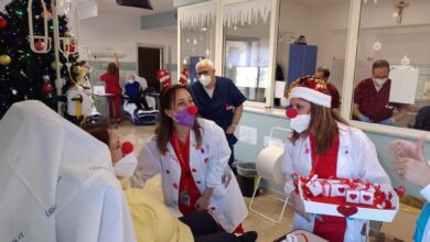 Photo of All’Ospedale Masselli Mascia i clown dottori dell’associazione il Cuore Foggia, tra canti, doni ed emozioni insieme ai pazienti. 